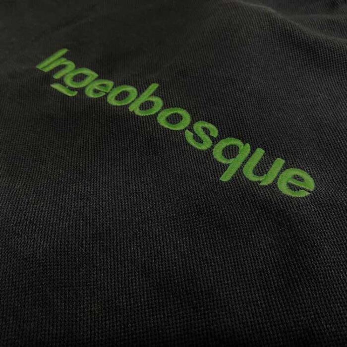 Camiseta tipo polo con aplicación bordada Ingeobosque - Image 2