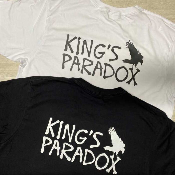 Camiseta basica unisex con estampado Kings Paradox - Image 2
